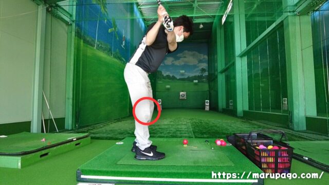 「右ひざ付近」で自分の体とボールとの距離を認識して、常に適切な間合いをキープ